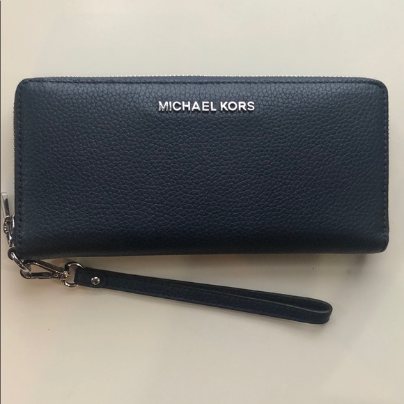 Michael Kors Handbags - Michael Kors 💙 leather continental wristlet navy